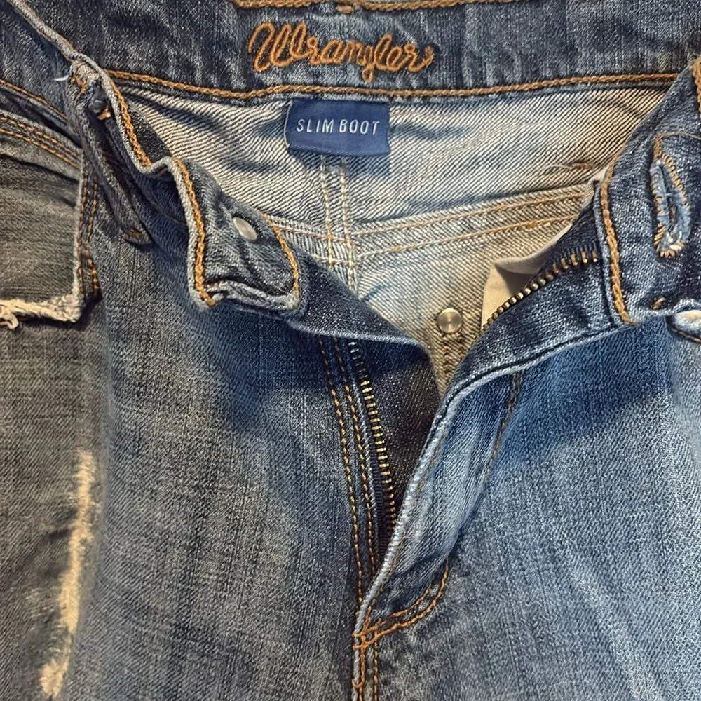 NWOT Wrangler slim bootcut distressed jeans 30/34